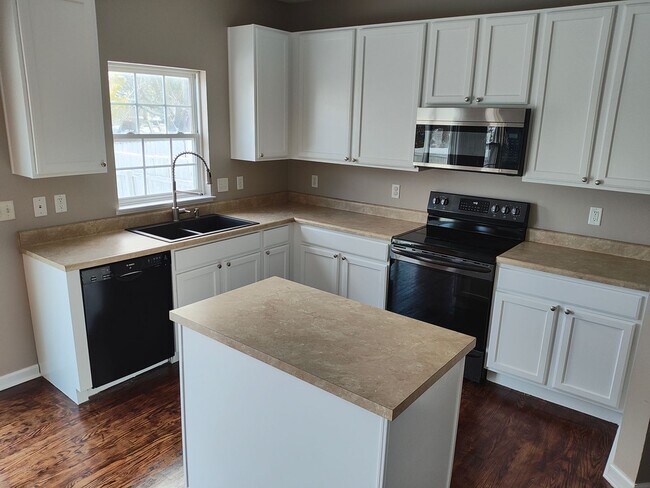 Foto del edificio - Beautifully maintained 4-bedroom, 2.5-bath over 2,200 sqft with a 2 car garage!