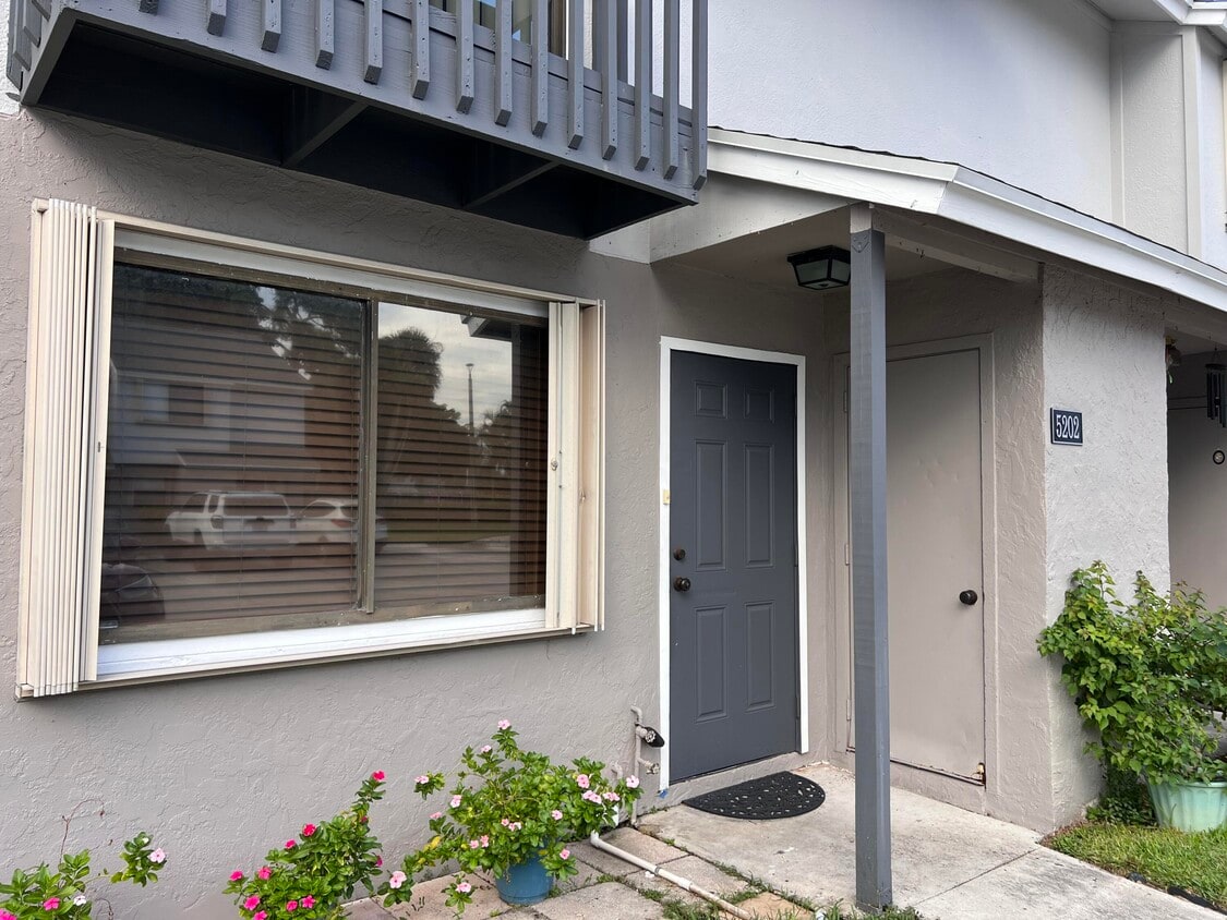 Foto principal - 5202 Bayside Dr