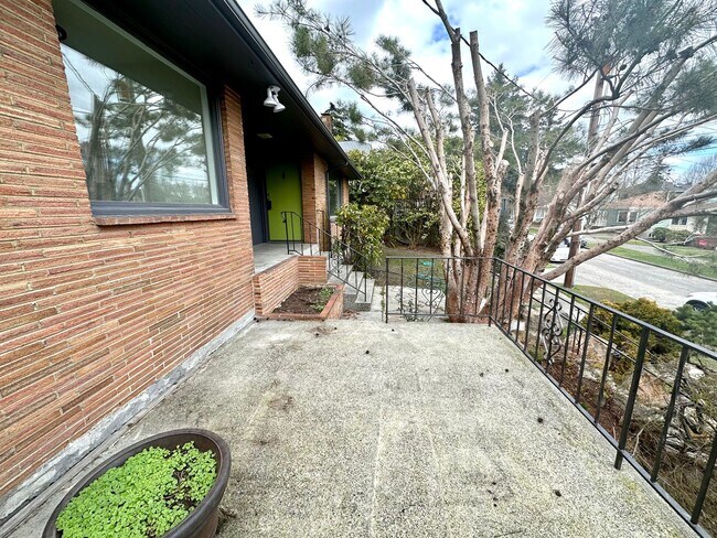 Foto del edificio - Highly Desirable Bryant home. 3 bed, 2 bath, + media room +office/work out!!!! Location Location ...