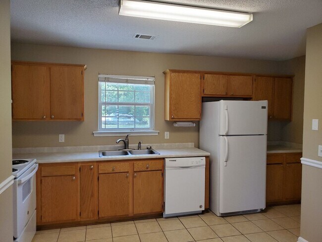 Foto del edificio - 3 bedroom, 2 bath home on a over sized cor...