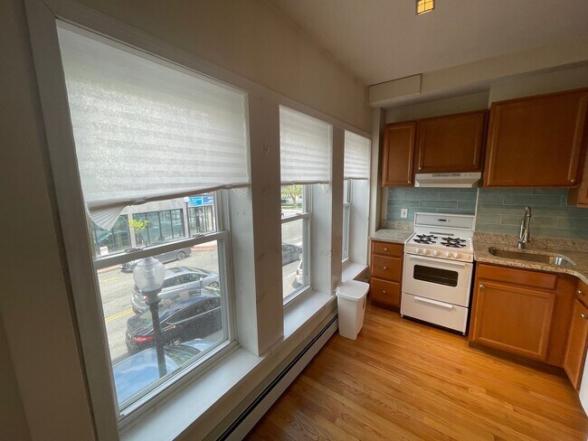 Building Photo - Inman Square Cambridge 1-bed with charming street views