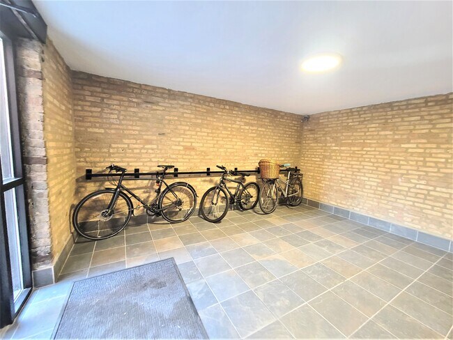 Foto del edificio - 3233 W Potomac Ave