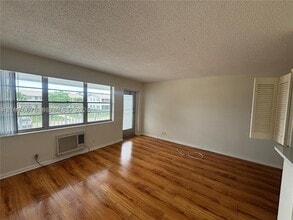 Building Photo - 36 Windsor B