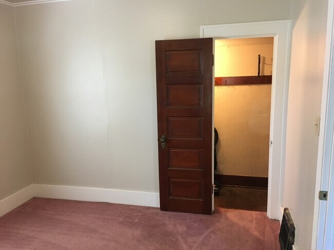 Building Photo - One Bedroom Plus Home Centrally located in...