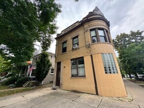 Building Photo - 3756 N Leavitt St