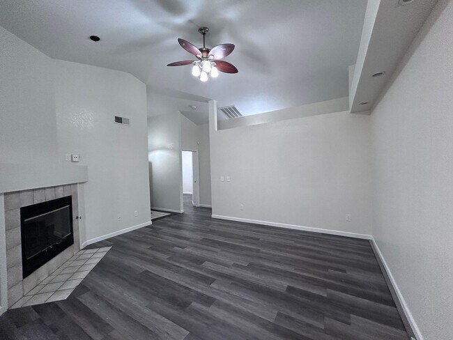 Building Photo - HALF OFF ONE MONTH RENT IF APPROVED AND MO...