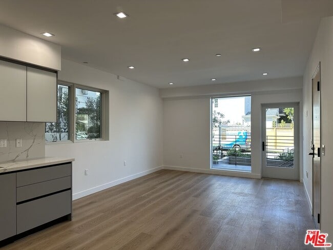 Building Photo - 9842 Vidor Dr