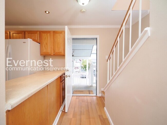 Building Photo - 2 Bed, 1.5 Bath Condo with Off-Street Parking / Available Now!