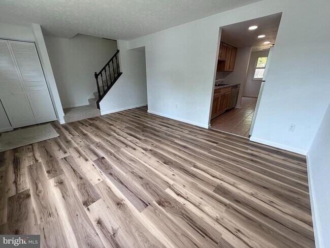 Building Photo - 112 Savannah Ct