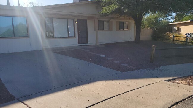 Building Photo - 3410 S Hamilton Pl