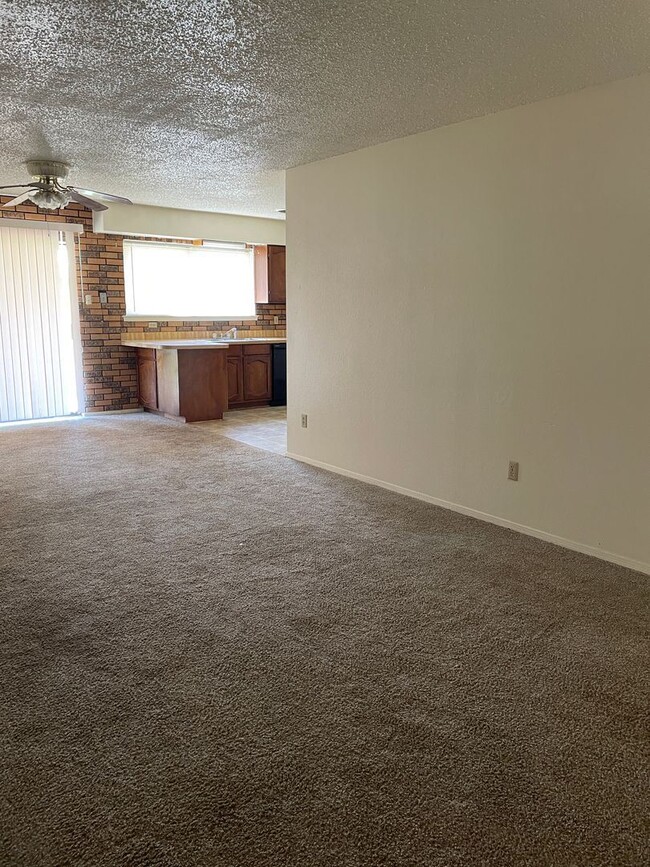 Building Photo - 4 br, 2 bath House - 502 E. La Paloma