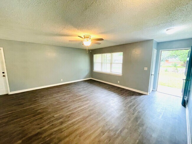 Building Photo - ** 3 bed 1 bath located in Rosemont Height...