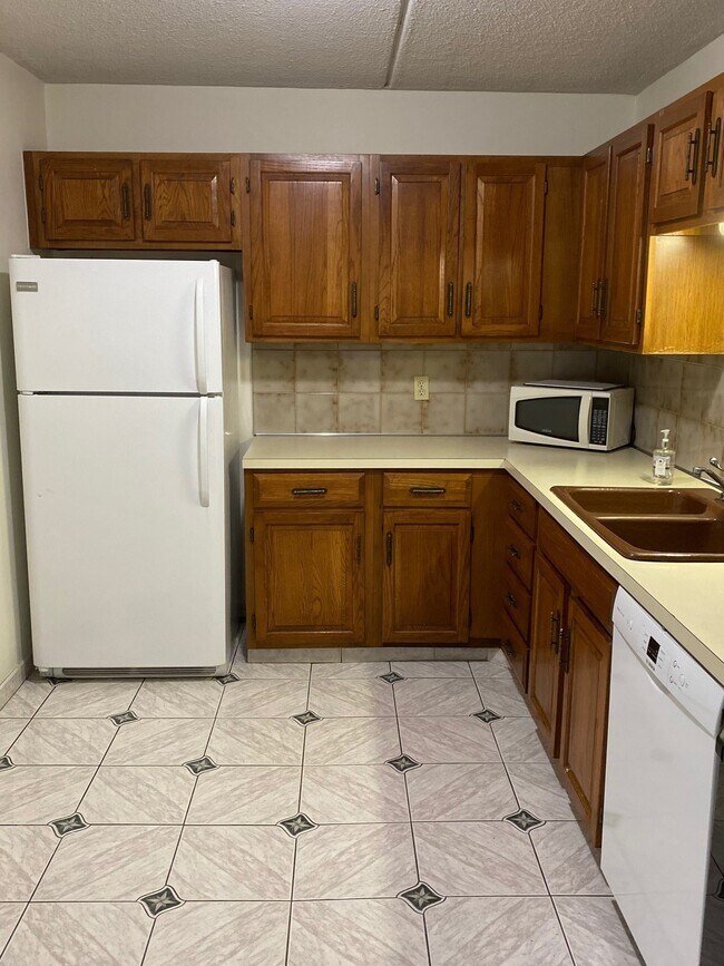 Kitchen - 2500 Mystic Valley Pky