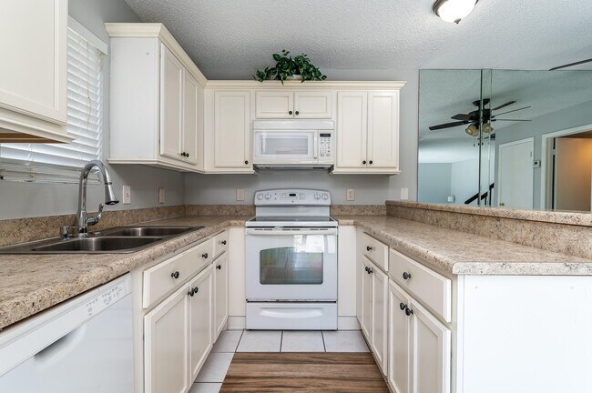Foto del edificio - 6104 Waterview Cir