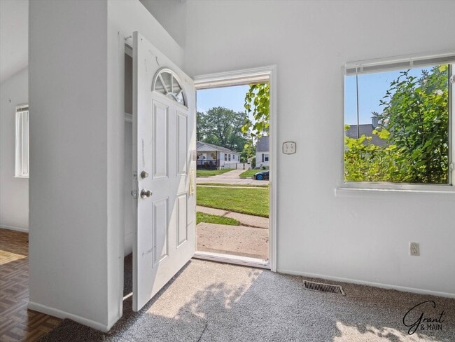 Building Photo - $1450 3 bedroom ranch