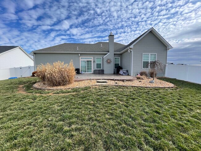 5 ft privacy fence surrounds yard - 172 Shrewsbury Dr