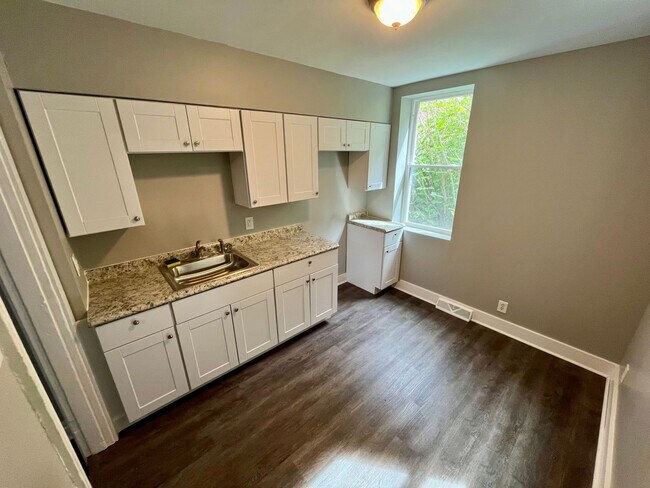 Building Photo - Newly Renovated - 3BR / 1BA Townhome on La...