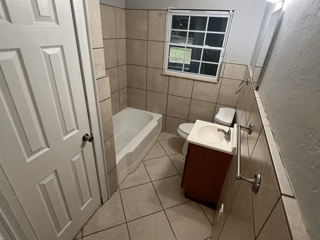 Foto del edificio - 1240 Levy Ave