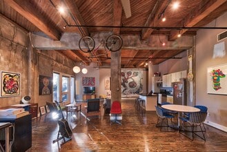 Building Photo - 711 William St