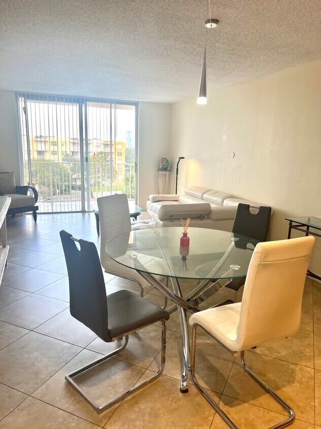Foto principal - 500 Executive Center Dr