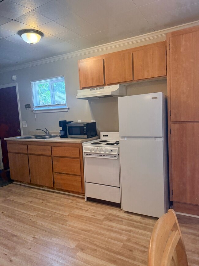 Building Photo - 1050 E 8th St