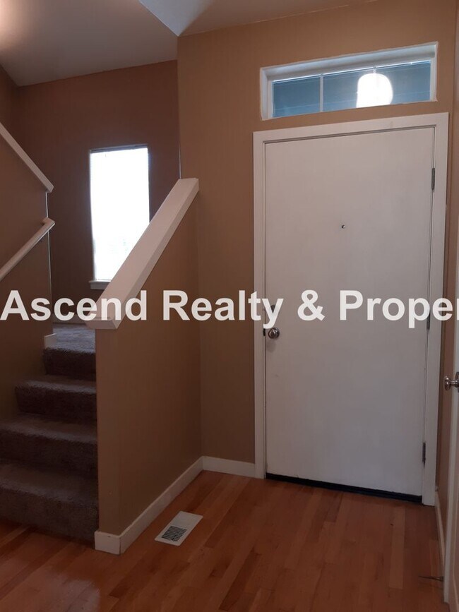 Building Photo - Tanasbourne Area 3 Bed Fenced Yard 1/2 Block to MAX Attached Garage 1 Small Pet Nego