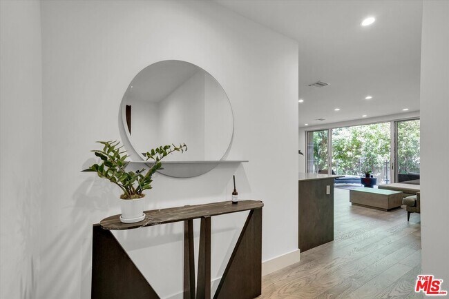 Foto del edificio - 728 N Sweetzer Ave