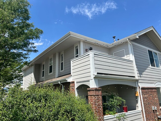 Foto del edificio - Quiet & Clean 2 bed / 2 bath Condo with Garage