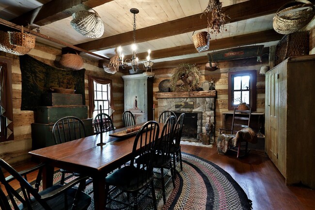 Foto del edificio - Custom- Built, Log Home in Martin, TN! (NI...