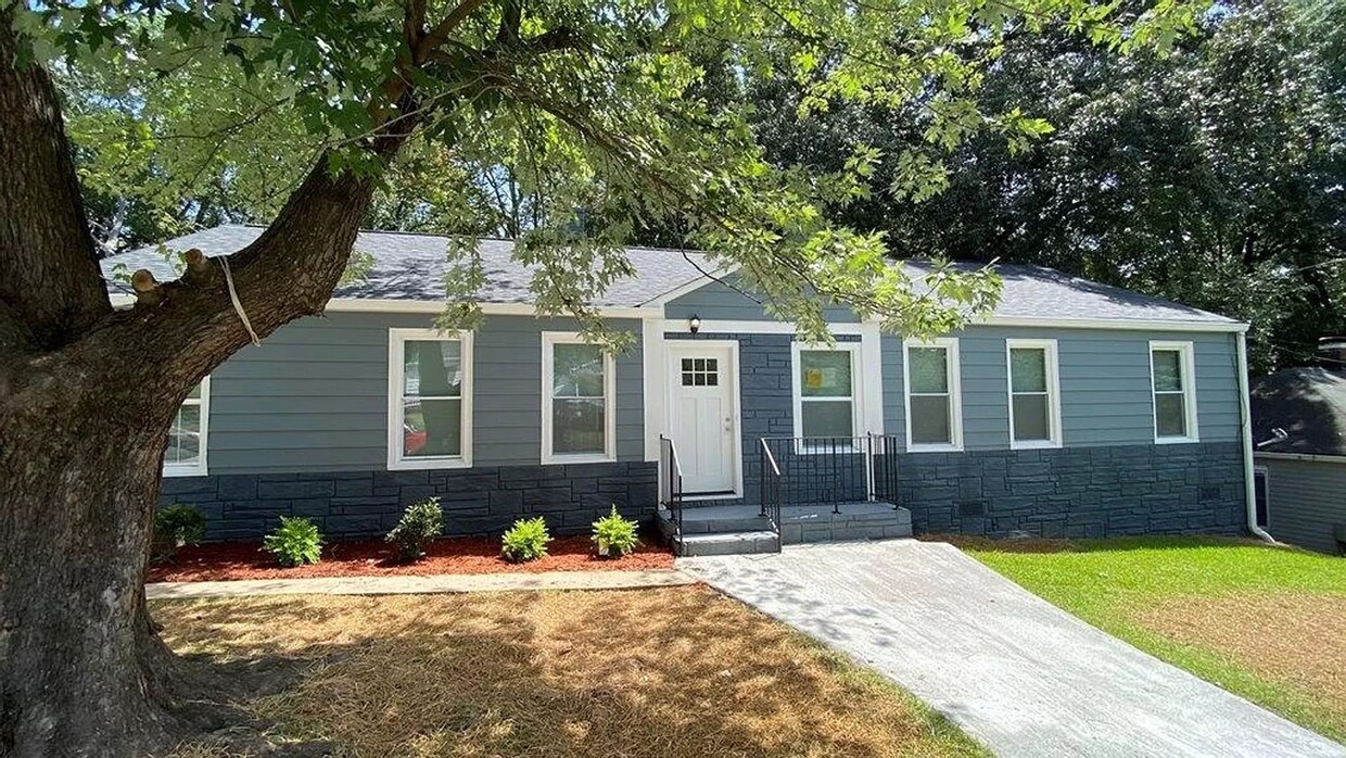 Primary Photo - 2BR Duplex in historic Hapeville