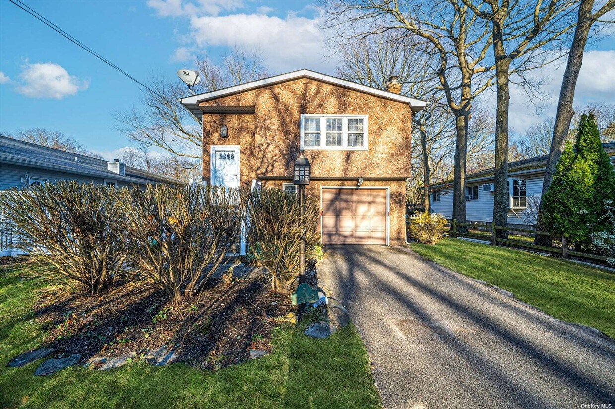 7 Lexington Rd, Shirley, NY 11967 Room for Rent in Shirley, NY