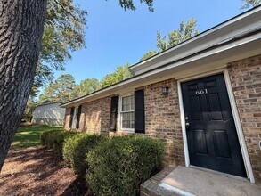 Building Photo - 661 Maplewood Ln