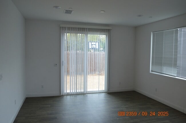 Building Photo - 2411 Urdaneta Way