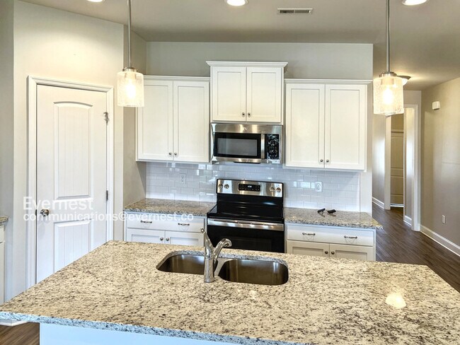 Building Photo - 104 Elaina Grey Ct