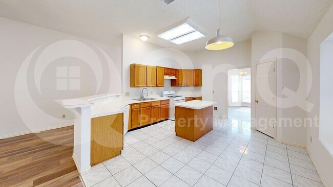 Building Photo - 733 Rockett Ln