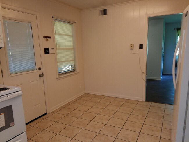 Building Photo - *3/2*SOUTHERN HILLS/SOUTHWOOD*FRESH PAINT*