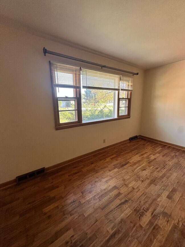 Foto del edificio - 2-3 bedroom, 1 bath, 1 car garage home for rent