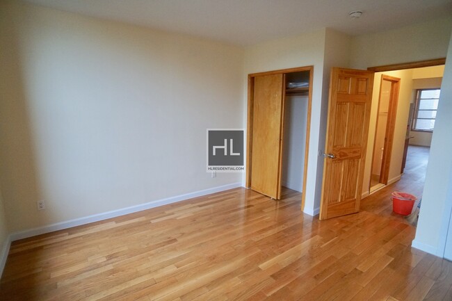 Building Photo - Large, Quiet 2 Bed in Sunset Park