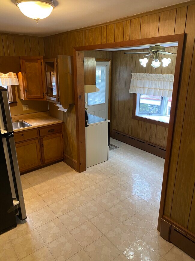 Kitchen/Breakfast - 330 E Philadelphia Ave