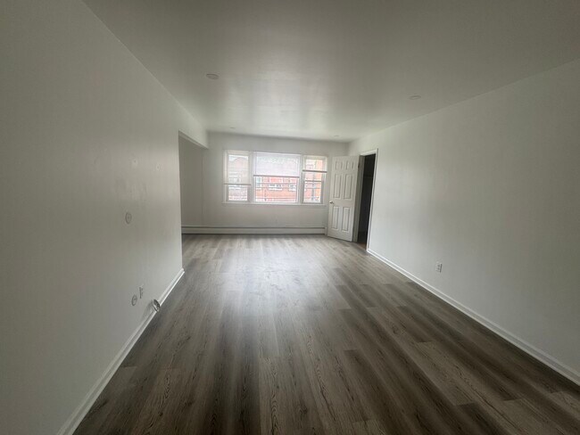Foto del edificio - 121 Mallory Ave