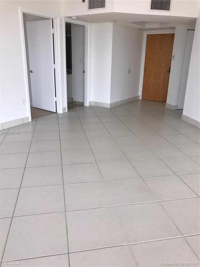 Building Photo - 2 br, 2 bath Condo - St. Tropez
