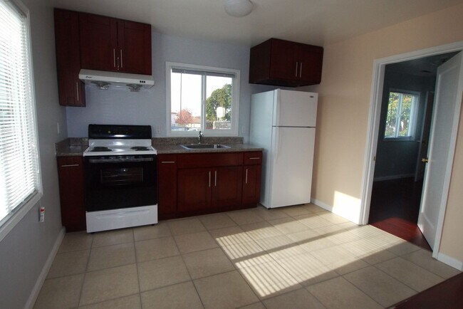 Foto del edificio - Renovated 2 Bedroom, on San Pablo Ave, in ...