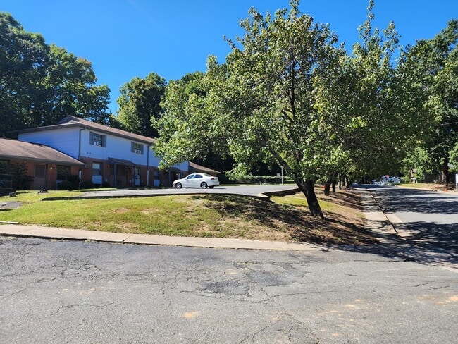 Building Photo - 818 Villa Ct