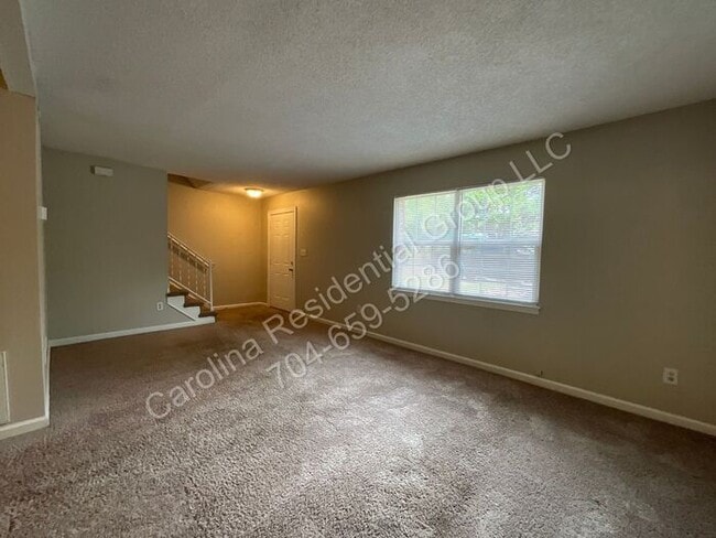 Building Photo - 8913 Hunter Ridge Dr