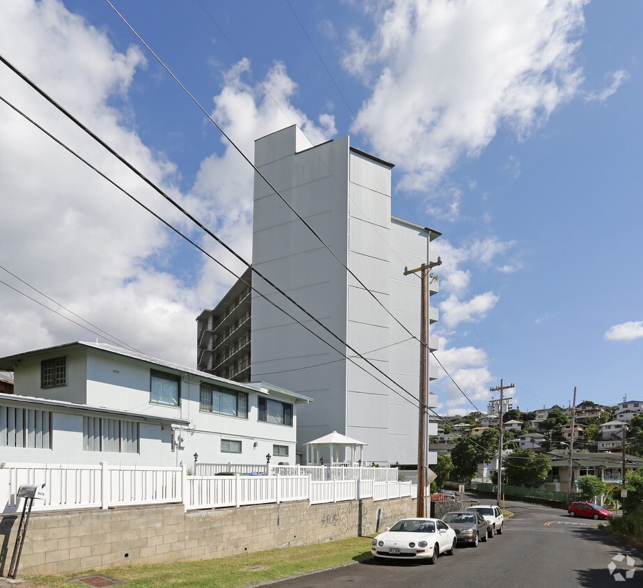 Kamehameha Towers Apartments in Honolulu, HI