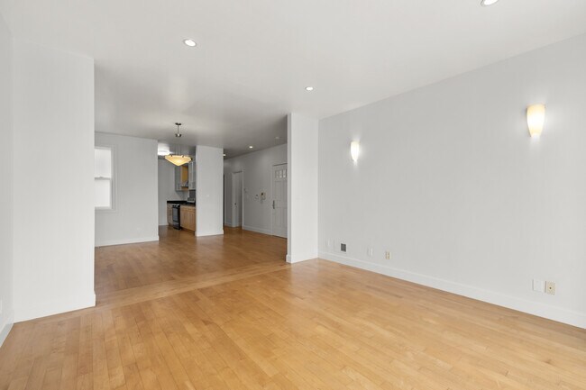 Building Photo - 563 33rd Ave