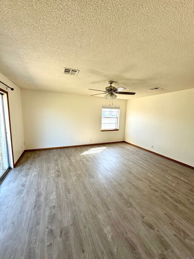 Foto del edificio - Updated 3 Bedroom, 1.5 Bath House Near Hard Rock Casino and Has Great Highway Access!