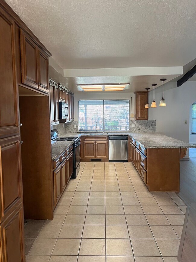 Foto del edificio - BEAUTIFUL 4 BEDROOM W/POOL IN FAIR OAKS!!