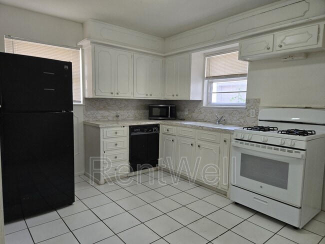 Building Photo - 1720 27th St