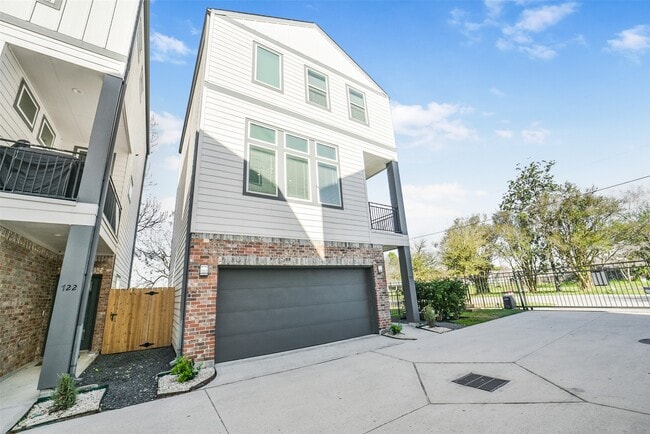 Building Photo - 720 W Donovan St